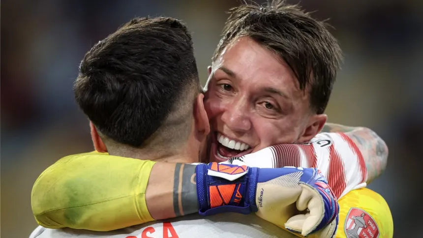 Muslera ataja tres penales y lleva a Estudiantes a la final de Libertadores