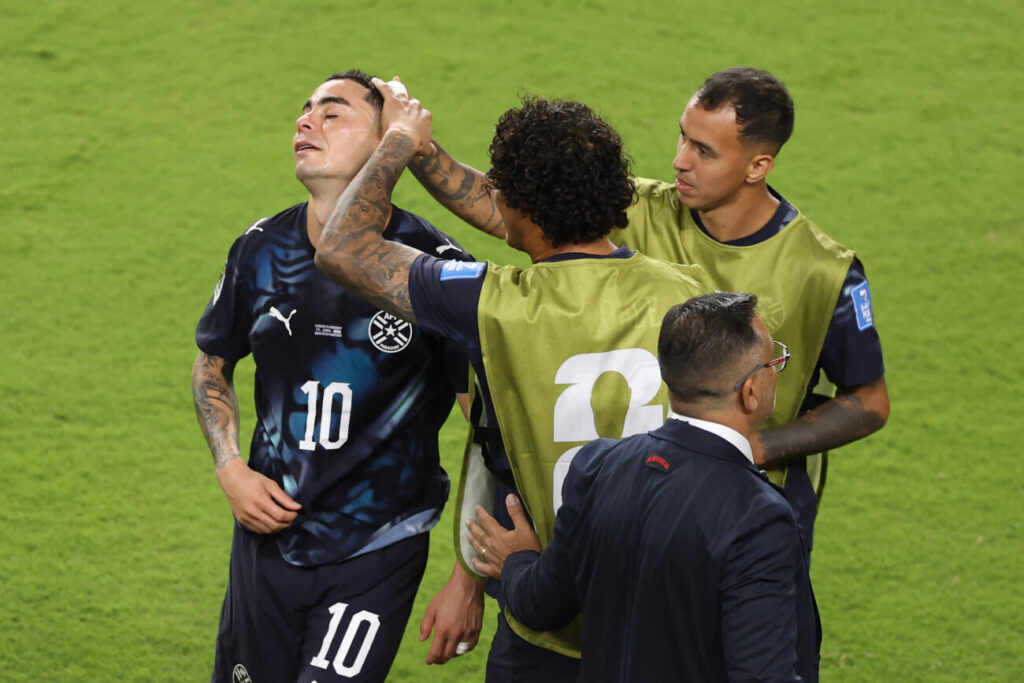 Alfaro aconseja a Almirón tras polémica expulsión ante Turquía