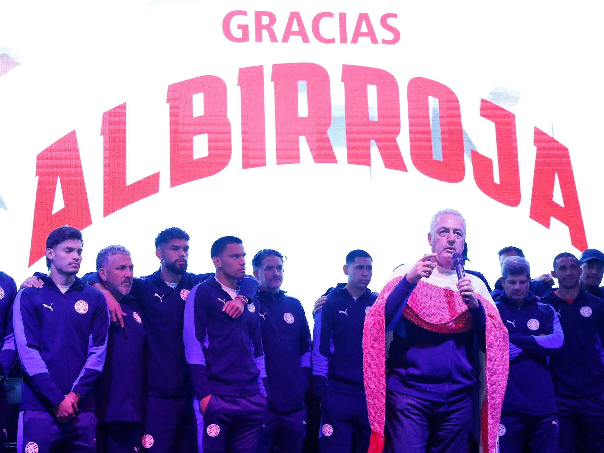 Paraguay recibió como héroes a sus jugadores tras caer ante Francia