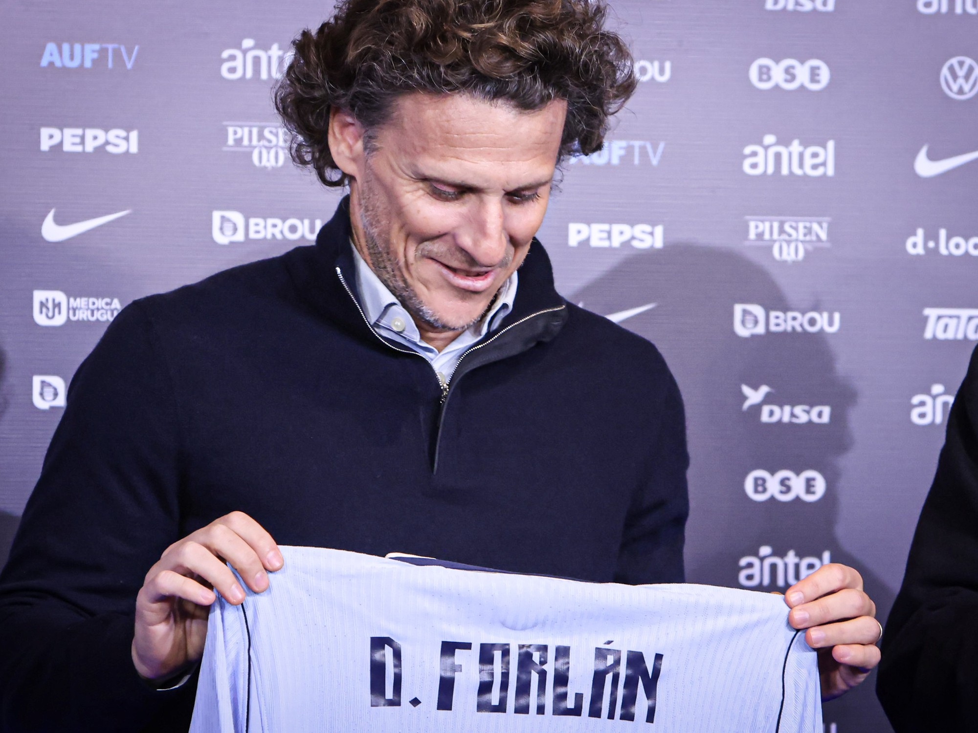 Uruguay inicia renovación con Forlán: cinco jugadores del fútbol argentino en su primera lista