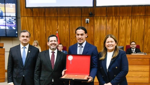 Gustavo Gómez Honrado con el Premio Arsenio Erico: Un Ícono de la Albirroja Brilla